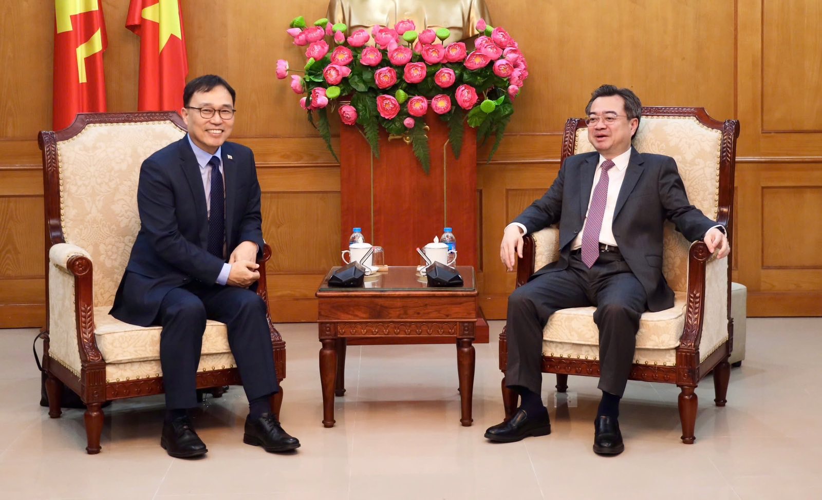 최영삼 대사, 응우옌 타잉 응이(Nguyen Thanh Nghi) 공산당 중앙정책전략위원장을 예방(11.13)